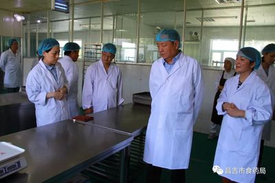 筑牢節(jié)日安全防線——自治區(qū)食藥監(jiān)局副局長(zhǎng)王忠明深入昌吉開(kāi)展節(jié)前市場(chǎng)供應(yīng)與食品安全專(zhuān)項(xiàng)檢查調(diào)研